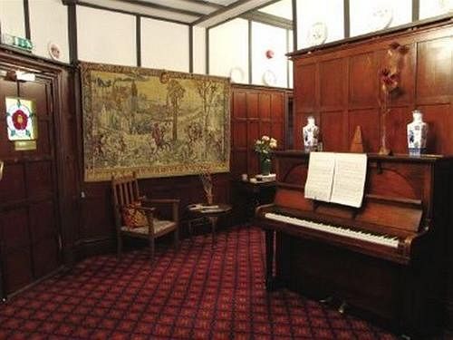 The Tudor Court Hotel Солихалл Экстерьер фото